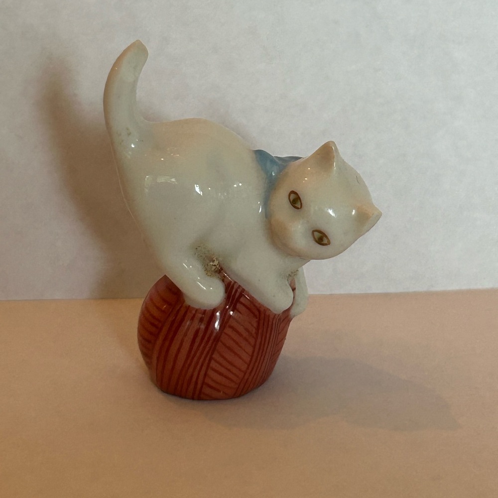 Herend White Cat on rust Yarn Ball